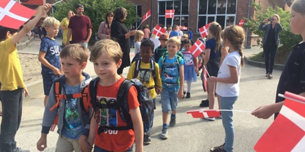 Børn med flag til første skoledag på Åby Skole