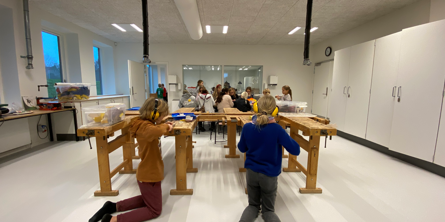 Elever ved arbejdsbænke i Håndværk og Design
