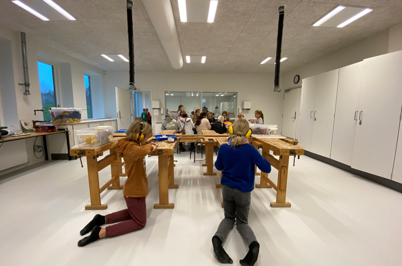 Elever ved arbejdsbænke i Håndværk og Design